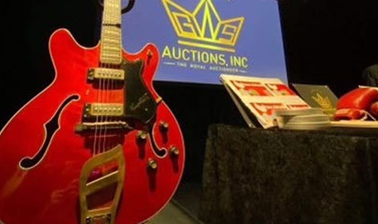 Rock'n Roll'un kralı Elvis Presley'in gitarı rekor fiyata satıldı