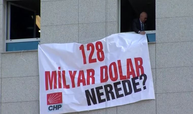 '128 milyar dolar nerede?' pankartı Meclis'te