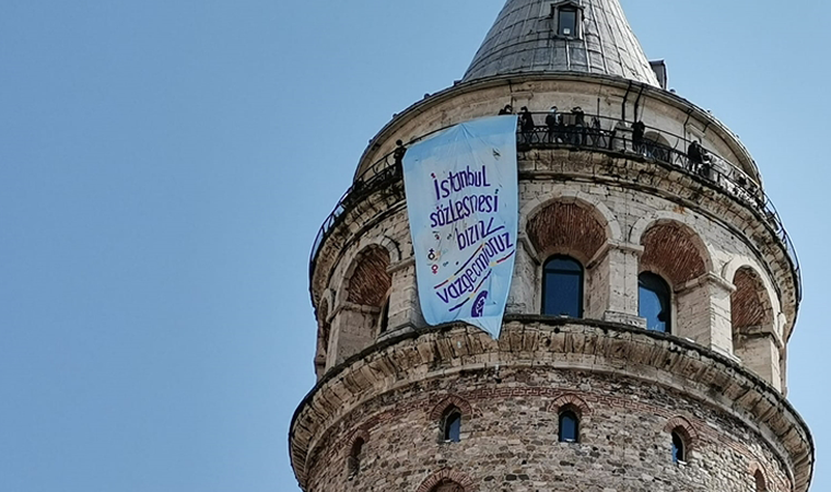 Galata Kulesi’nde İstanbul Sözleşmesi pankartı