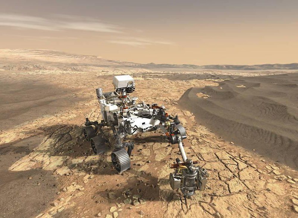<p>Mars Oksijen Yerinde Kaynak Kullanımı Deneyi (MOXIE) adı verilen cihaz, ilk oksijenini üretmek için Mars atmosferinden karbondioksiti çekti.<br></p><p>Söz konusu olay, insan kaşiflerin Mars'ta dolaştığı günlerin çok yakında olabileceğini gösteriyor. Çünkü&nbsp; oksijen tankı bir uzay gemisinde çok yer kapladığından&nbsp; astronotların yanlarında yeterince oksijenle Mars’a gitme ihtimali çok düşük. Bu yüzden, hem nefes almak hem de Dünya'ya dönmek için roketlere yakıt sağlamak için astronotların Mars atmosferinden kendi oksijenlerini üretmeleri gerekiyor.</p>