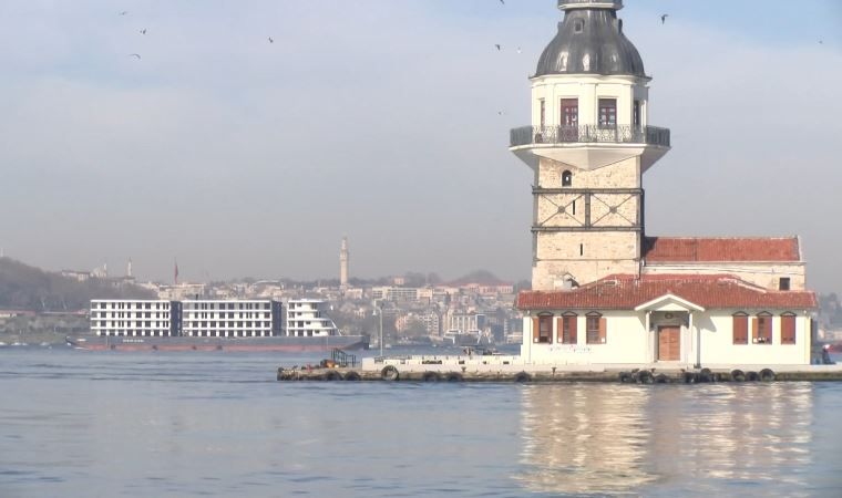 İstanbul Boğazı'ndan 'apartman' geçti
