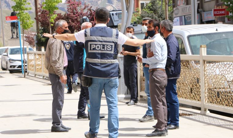 Hakkari'de polisten megafonla 'tam kapanmaya uyalım' anonsu