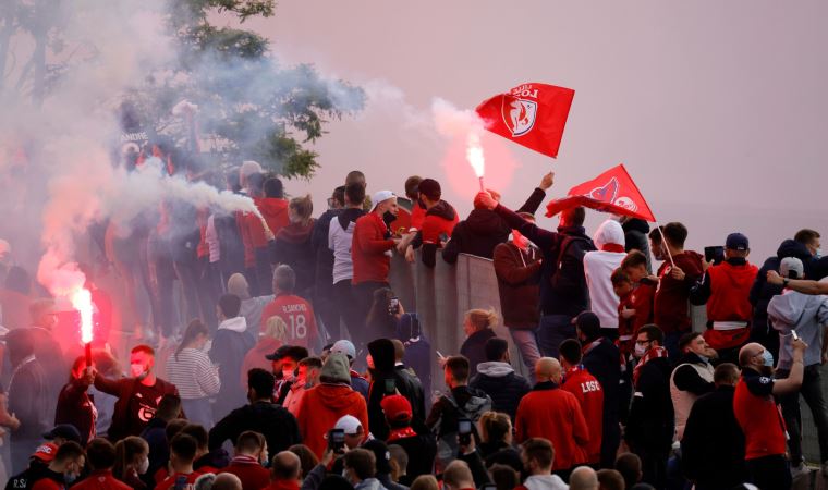 Lille taraftarlarından Angers deplasmanında Türk bayraklı destek