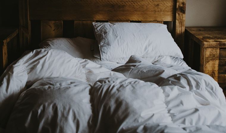 Çok yumuşak yatak ve yastık boyun düzleşmesine neden olabiliyor