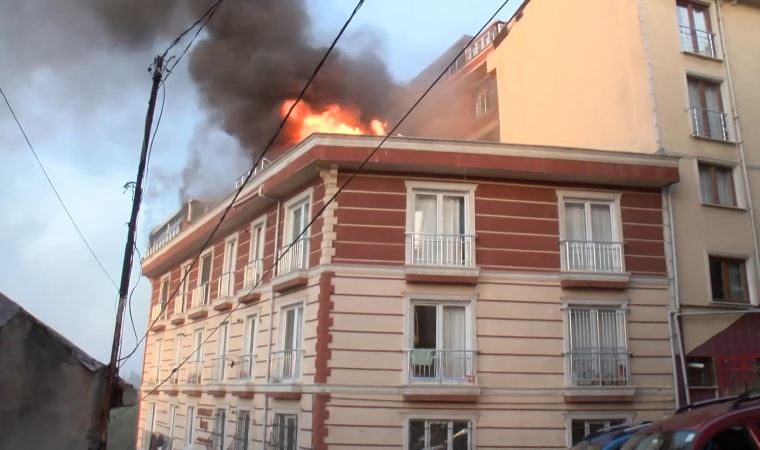 Eyüpsultan'da 4 katlı binanın çatısında yangın