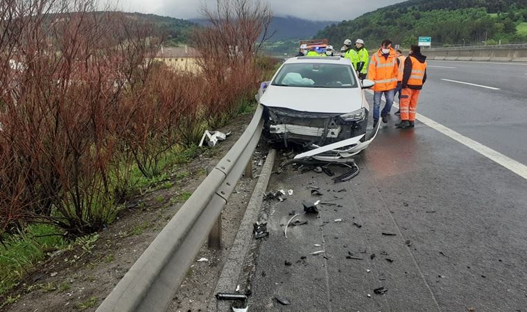 MHP'li milletvekillerinin içinde olduğu araç kaza yaptı
