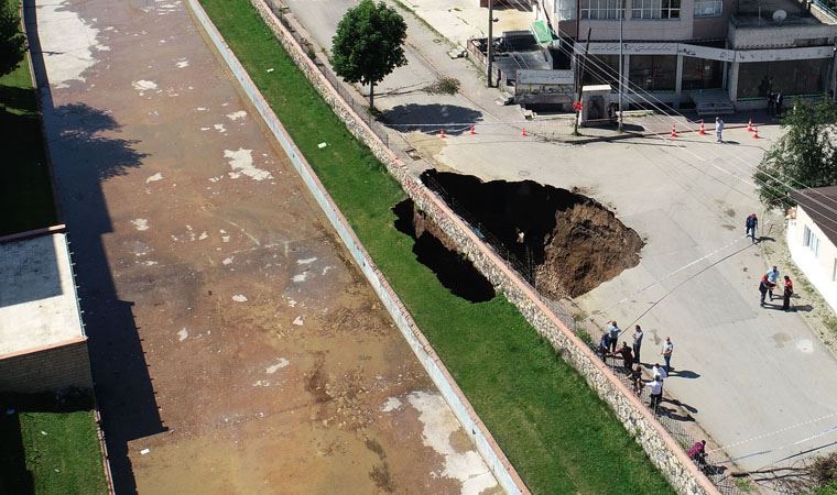 Sivas'ta çökmeyle oluşan 22 metrelik çukur taşlarla kapatılıyor