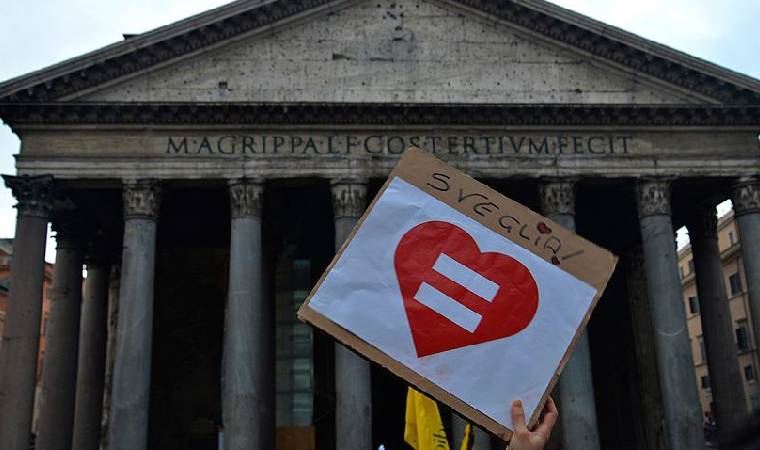İtalyan parlamentosunda tartışılan eşcinsel haklarına yönelik yasa tasarısına Vatikan'dan itiraz geldi