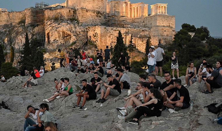 Yunanistan aşı vurulan gençlere para verecek