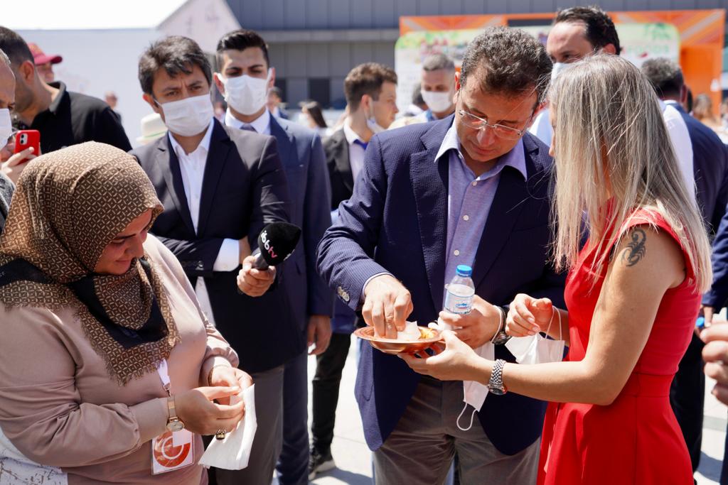 <p>28-30 Haziran 2021 tarihleri arasında, İstanbul Kongre Merkezi ve Lütfi Kırdar Kongre Merkezi önündeki açık alanda ziyaretçilerini ağırlamaya başlayan üçlü fuarın açılışı, dün, İstanbul Büyükşehir Belediye (İBB) Başkanı Ekrem İmamoğlu’nun katılımıyla gerçekleştirilmişti. İmamoğlu, dün açılışını gerçekleştirdiği fuara, bugün de eşi Dilek Kaya İmamoğlu ile birlikte ikinci bir ziyaret yaptı.&nbsp;<br></p>