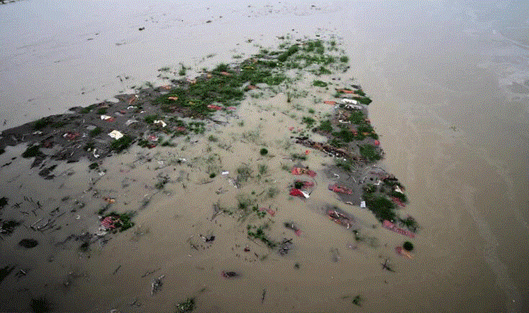 Hindistan'daki Ganj nehrinde cesetler yüzdü