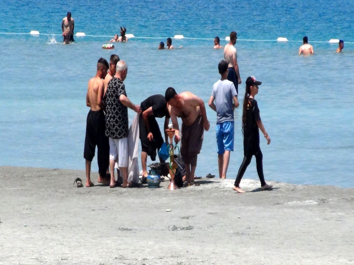 <p>Bir ziyaretçinin ise yasak olmasına rağmen halk plajı sahilinde çukur açıp, çamur banyosu yaptığı görüldü.&nbsp;</p>