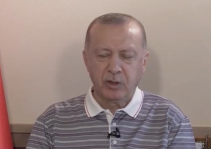 <p>Erdoğan’ın canlı yayınlanan videoda, yorgun olduğu ve ara ara gözlerinin kapandığı görüldü. Erdoğan’ın kısa süre uyukladığı an ise Türkiye’nin gündemine oturdu.</p>