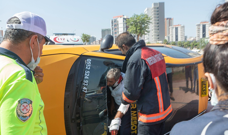 Taksinin şöförü aracın camı kesilerek kurtarıldı