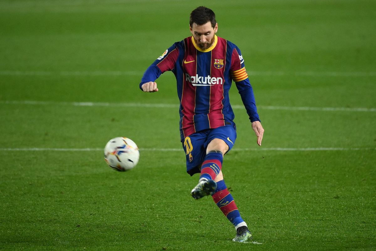 <p>İddiaya göre Messi, Barcelona'da kalacağından emindi ve bu nedenle şu ana kadar diğer taliplere kapıları kapattı. Arjantinli yıldızın ailesine yakın kaynaklar, oyuncunun bugüne kadar başka hiçbir kulüple görüşmediğini bildirdi.</p>