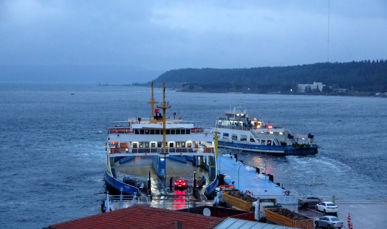 Çanakkale'de feribot seferlerine fırtına engeli