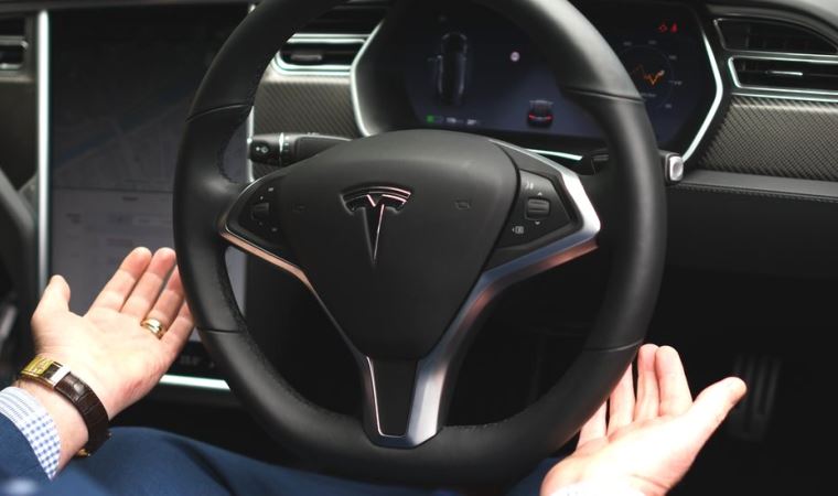 Tesla, otomatik sürüşlü araçlarına 'rahat ve iddialı' sürüş modu ekledi