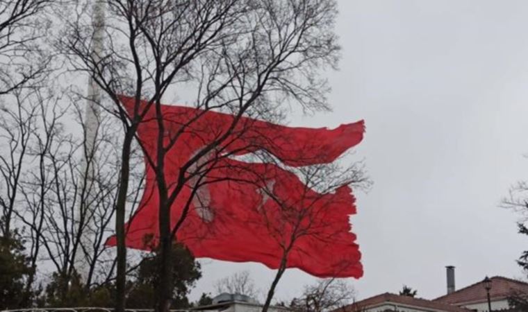 Çamlıca'daki Türk bayrağı fırtınanın şiddetiyle yırtıldı