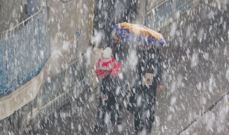 İstanbul'un yüksek kesimlerinde kar yağışı etkili oluyor