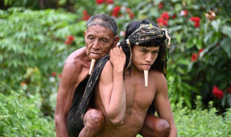 Amazon'da aşı yolculuğu: Babasını altı saat sırtında taşıdı