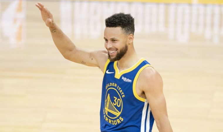 Warriors, Stephen Curry'nin rekor kırdığı maçta kazandı