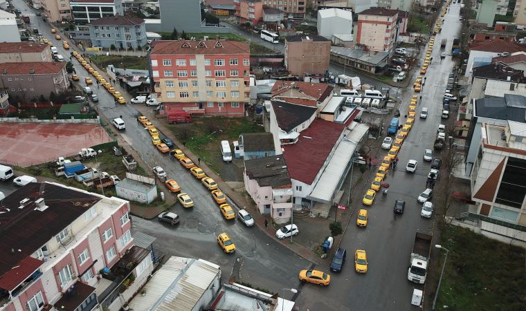 Ataşehir'de taksimetre güncelleme kuyruğu havadan görüntülendi