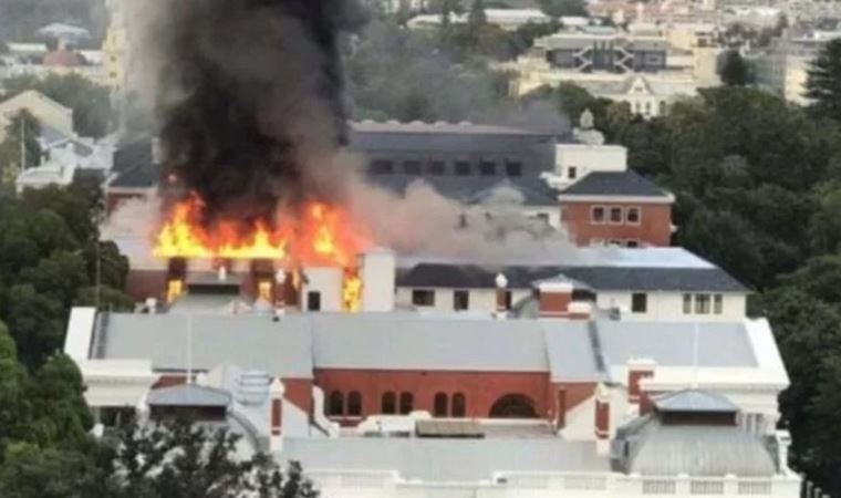 Güney Afrika parlamento binasında yangın çıktı