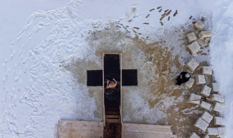 Ortodoks Hıristiyanlar, sıfırın altındaki sıcaklıklara rağmen Epifani kutlaması için buzlu sulara daldı