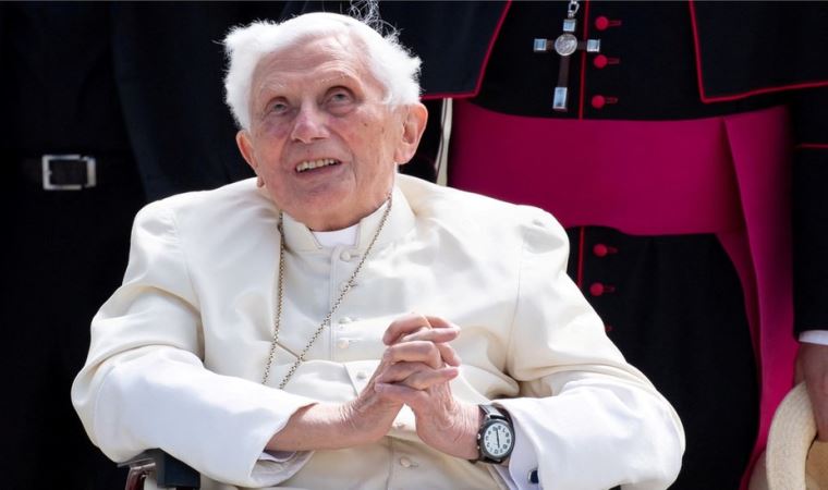 Eski Papa 16. Benediktus Almanya'da çocuk istismarına göz yummakla suçlandı