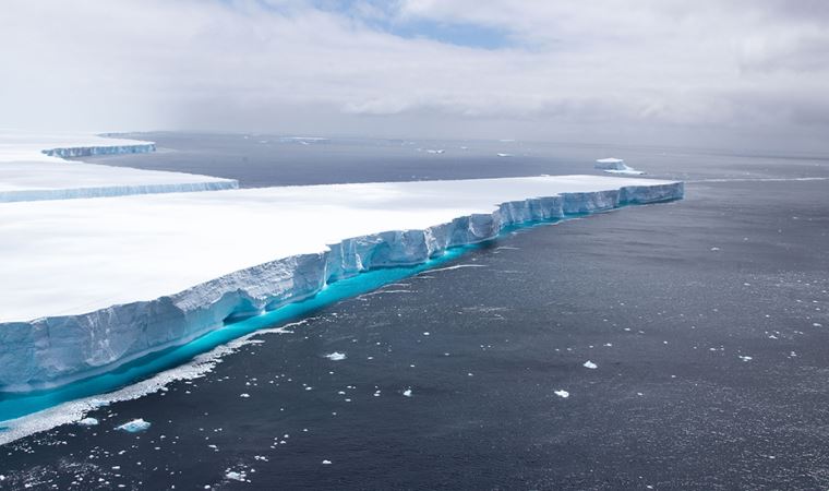 Bir zamanlar dünyanın en büyüğü olan buzdağından milyarlarca ton okyanuslara karıştı
