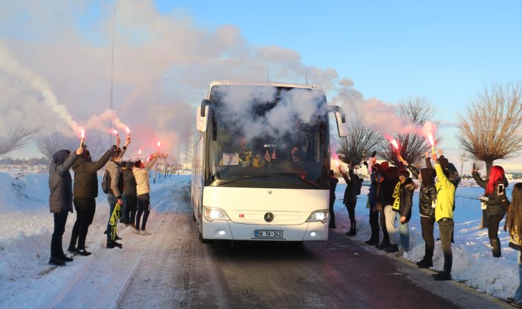 Fenerbahçe’ye Sivas’ta meşaleli karşılama