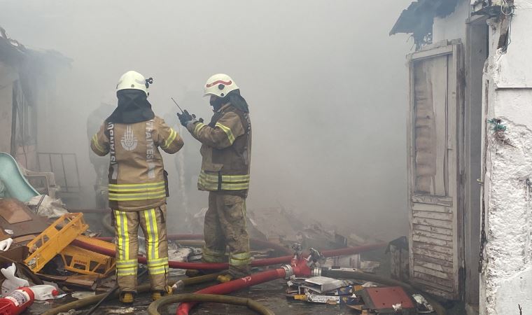 Kadıköy'de hurdalıkta çıkan yangın binalara sıçradı