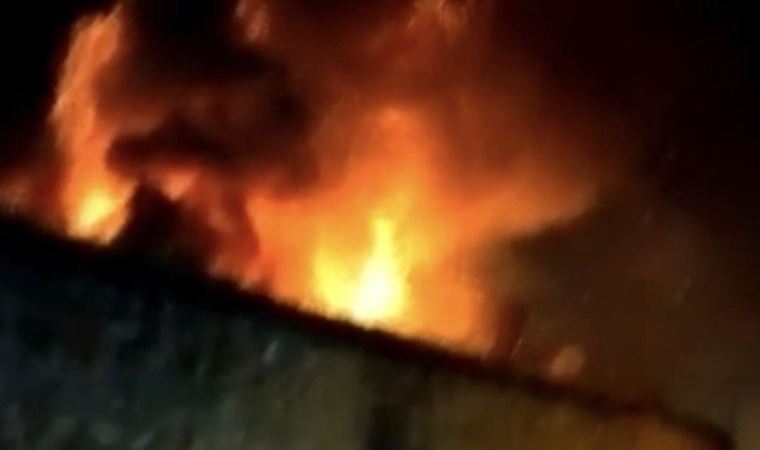 Şişli’de evsizlerin ısınmak için ateş yaktığı metruk bina alev alev yandı
