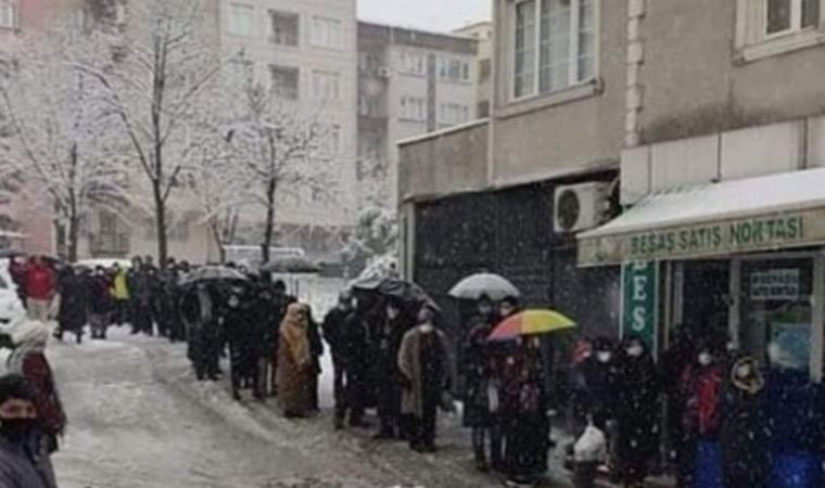 Bursa'da kar altında ucuz ekmek kuyruğu
