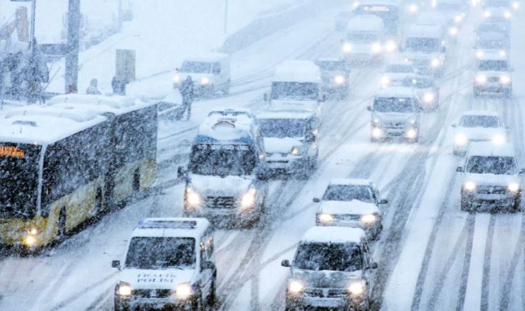 Kar yağışı İstanbul'da trafik ne durumda? Harita kırmızıya döndü