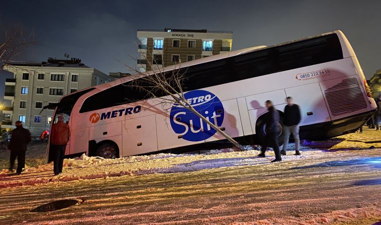 Sancaktepe’de yolcu otobüsü buzlanan yolda yan yattı