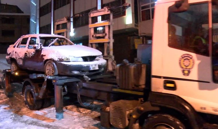 İstanbul'da park halindeki otomobil yandı: 1 kişi öldü