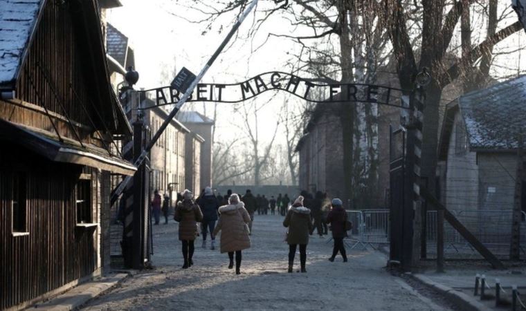 Auschwitz'te Nazi selamı veren turist gözaltına alındı