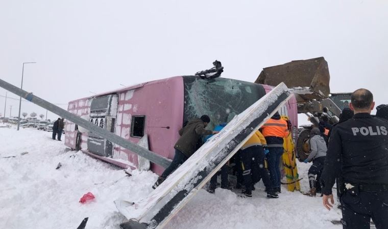 Yolcu otobüsü karlı ve buzlu yolda şarampole yuvarlandı: 1’i ağır 10 yaralı