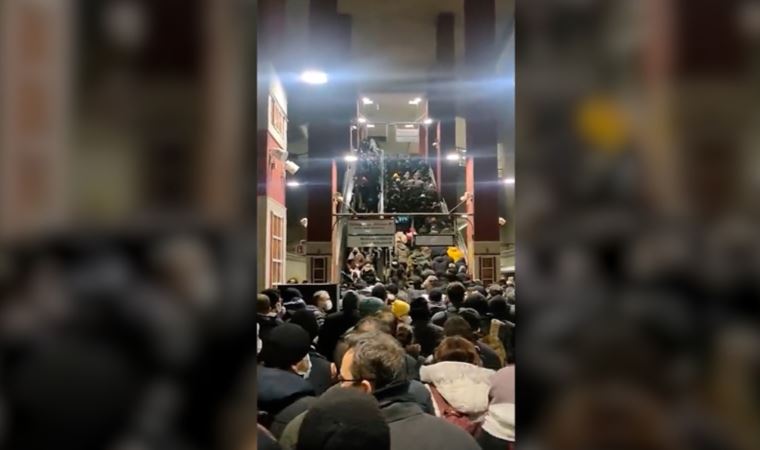 İstanbul'da trafik kilitlendi: Yurttaşlar metrolara akın ediyor