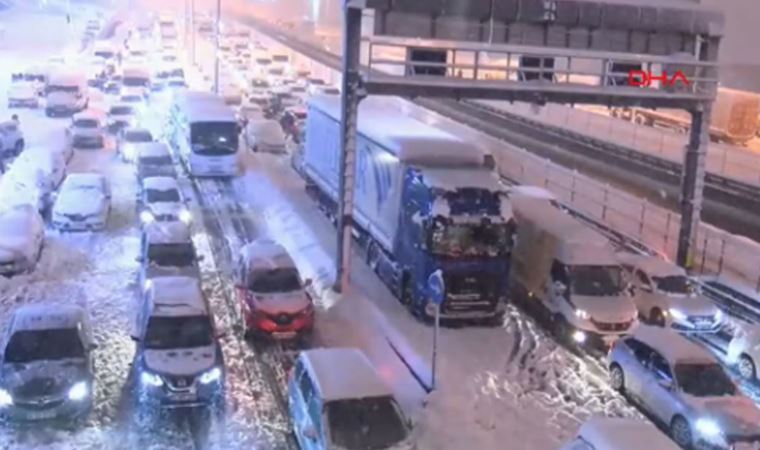 Son dakika | Haramidere E-5’te kar yağışı nedeniyle yollar kapandı, araçlar mahsur kaldı