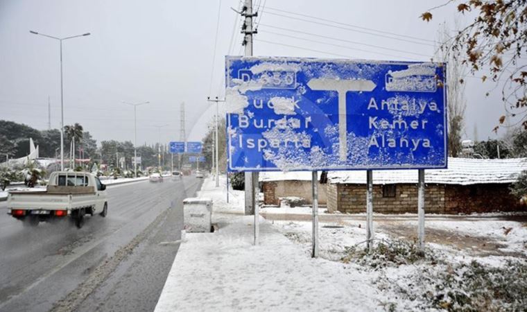 Antalya Muratpaşa Belediyesi'nden esprili paylaşım: '30 yılda bir kar görünce şaka yapasımız geldi'