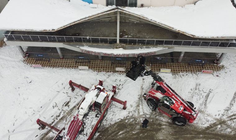Aşırı kar biriken otogarın çatısında çökme oluştu