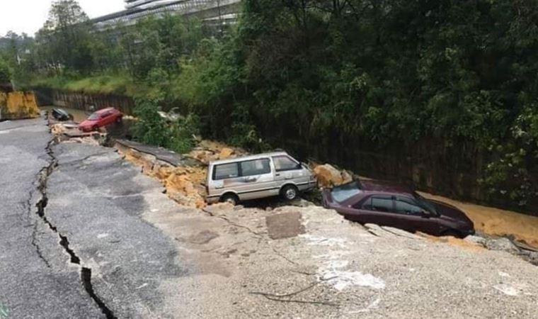 Malezya’da yol çöktü