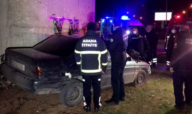 Adana'da bir kişi kaza yaptığı otomobilde uyuya kaldı