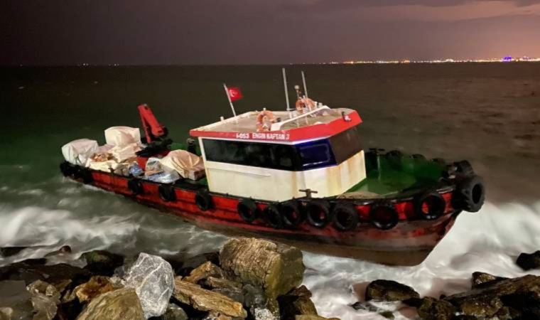 Kadıköy’de balıkçı teknesi karaya oturdu, mahsur kalan 2 kişi kurtarıldı