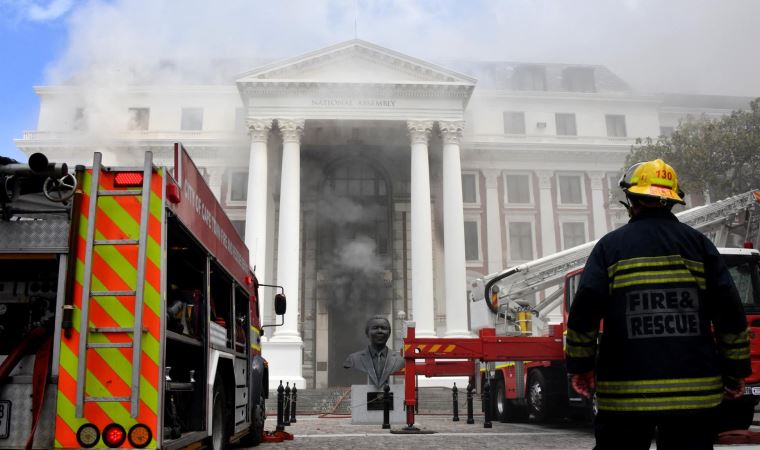 Güney Afrika'nın Cape Town şehrindeki parlamento binası yandı, Ulusal Meclis alanı kullanılamaz hale geldi