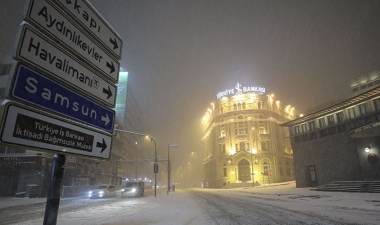 Başkent Ankara kar yağışına teslim: Mansur Yavaş uyardı