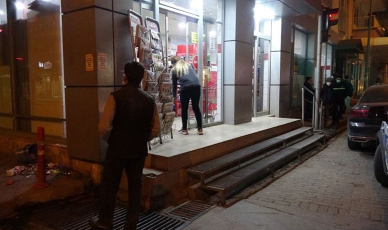 Çalıştığı marketi bastı: Baltayla saldırdığı kadın ağır yaralı