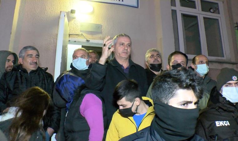 Arnavutköy'de site sakinleri aidata zam yapan yönetimi protesto etti